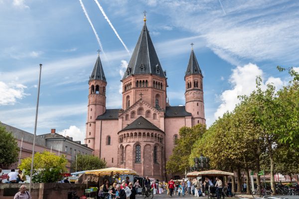 Mainzer Dom mit Wochenmarkt